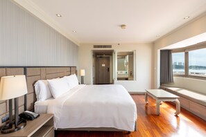 Sea View Corner Suite | Frigobar, cofres nos quartos, escrivaninha