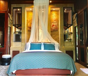 Minibar, in-room safe, desk, laptop workspace - Avani Pattaya Resort (Pattaya)