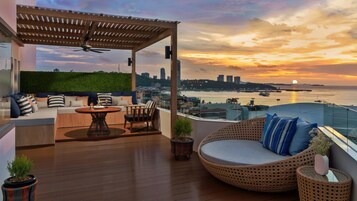 Sea View Corner Suite | Minibar, caja fuerte, escritorio y espacio para trabajar con un portátil