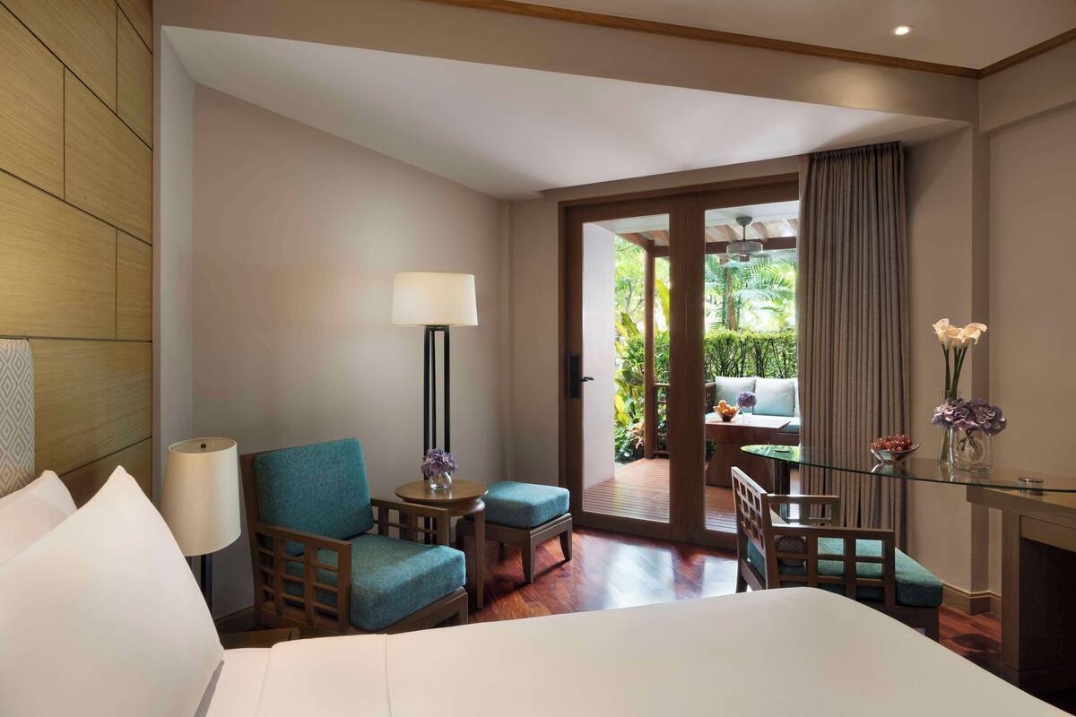 Terrace Junior Suite | 迷你吧、房內夾萬、書桌、手提電腦工作空間