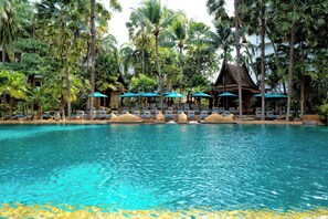 Outdoor pool, open 6:00 AM to 8:00 PM, pool umbrellas - Avani Pattaya Resort (Pattaya)