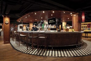 4 restaurants; breakfast, lunch, and dinner served - Avani Pattaya Resort (Pattaya)