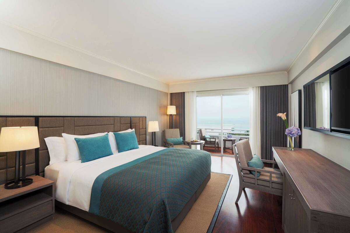 Deluxe Sea View Room | 迷你吧、房內夾萬、書桌、手提電腦工作空間
