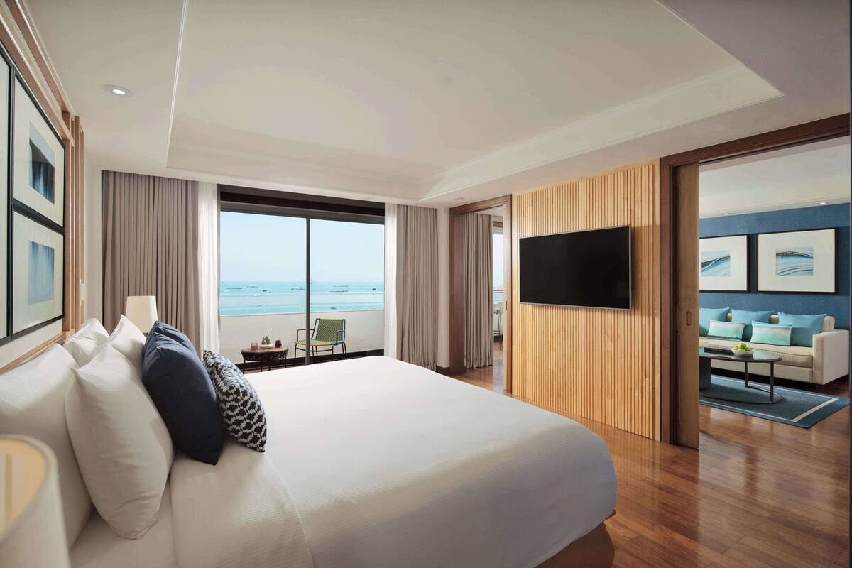 One Bedroom Sea View Suite | 迷你吧、房內夾萬、書桌、手提電腦工作空間
