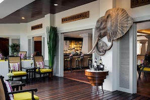 Bar (on property) - Avani Pattaya Resort (Pattaya)