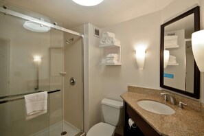 Zimmer, 1 King-Bett, Nichtraucher, Kühlschrank und Mikrowelle | Badezimmer | Kostenlose Toilettenartikel, Haartrockner, Handtücher