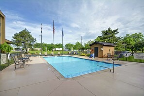 Seasonal outdoor pool - Hampton Inn Detroit/Madison Heights/South Troy (Madison Heights)