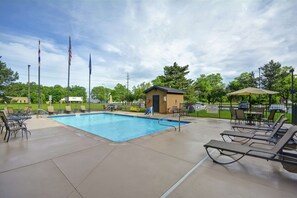 Una piscina al aire libre de temporada