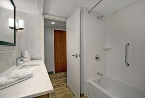Hair dryer, towels - Hampton Inn Salisbury (Salisbury)