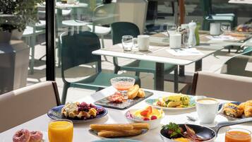 Dagelijks ontbijtbuffet (EUR 24.50 per persoon)