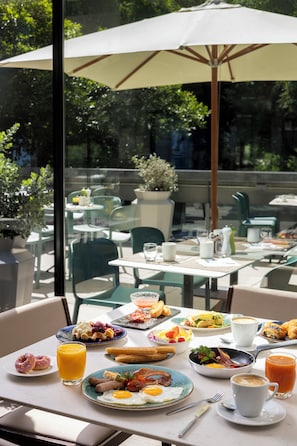 Daily buffet breakfast (EUR 24.50 per person) - Hilton Barcelona (Barcelona)
