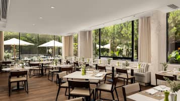 2 nhà hàng, phục vụ bữa sáng, bữa trưa, món ăn kiểu Địa Trung Hải