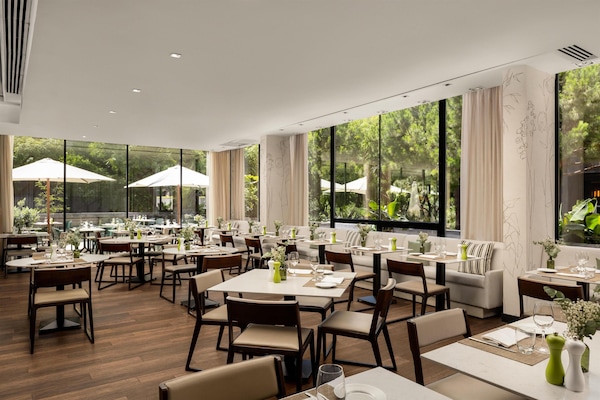 2 restaurantes; se sirve desayuno, almuerzo y cena
