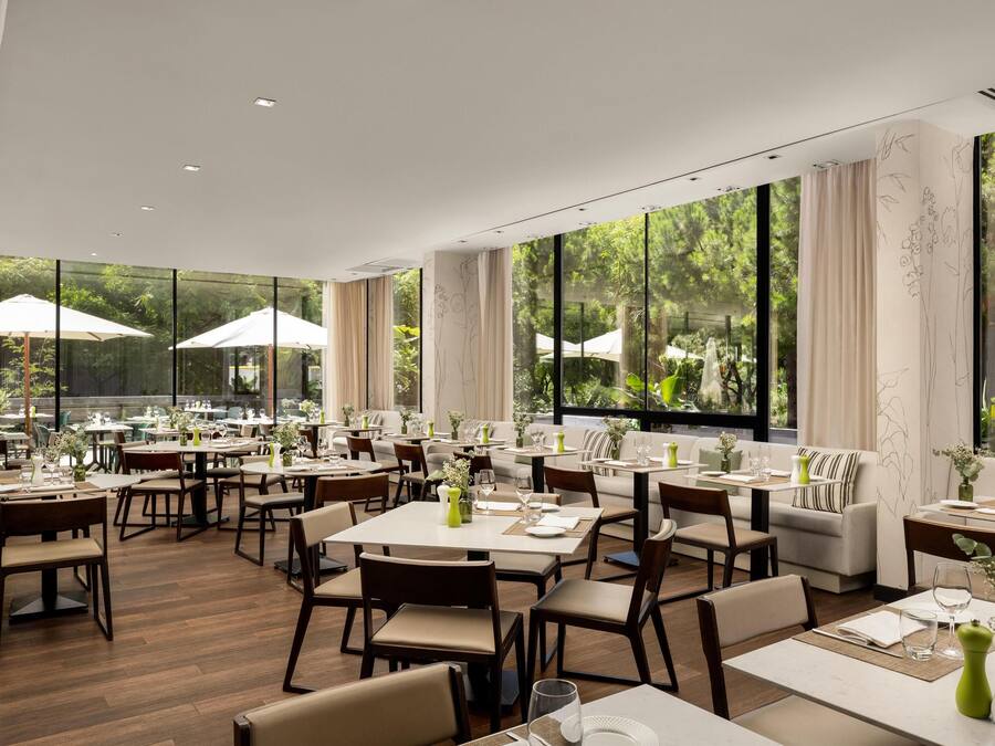 Hi ha 2 restaurants amb plats de cuina mediterrània