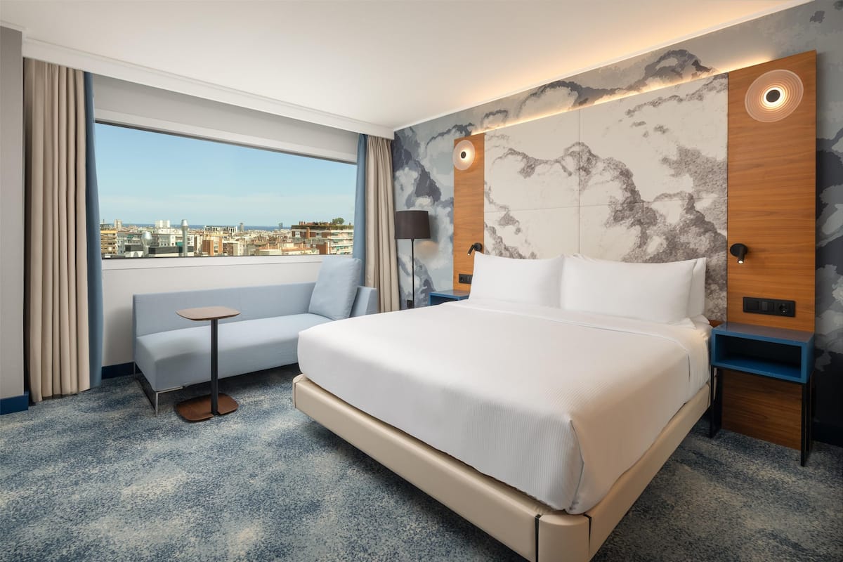 1 bedroom, down duvets, pillow-top beds, minibar