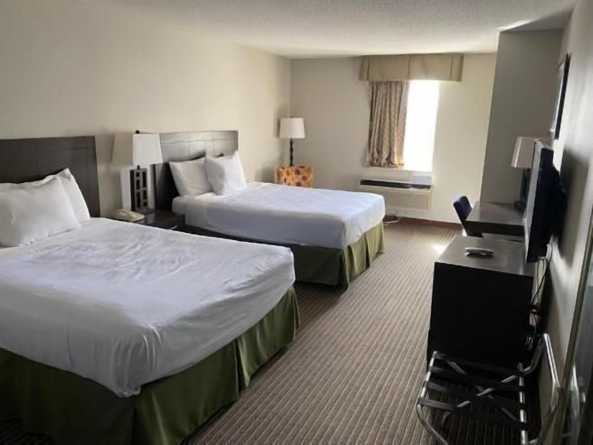 Meja kerja, setrika/meja setrika, dan tempat tidur bayi gratis