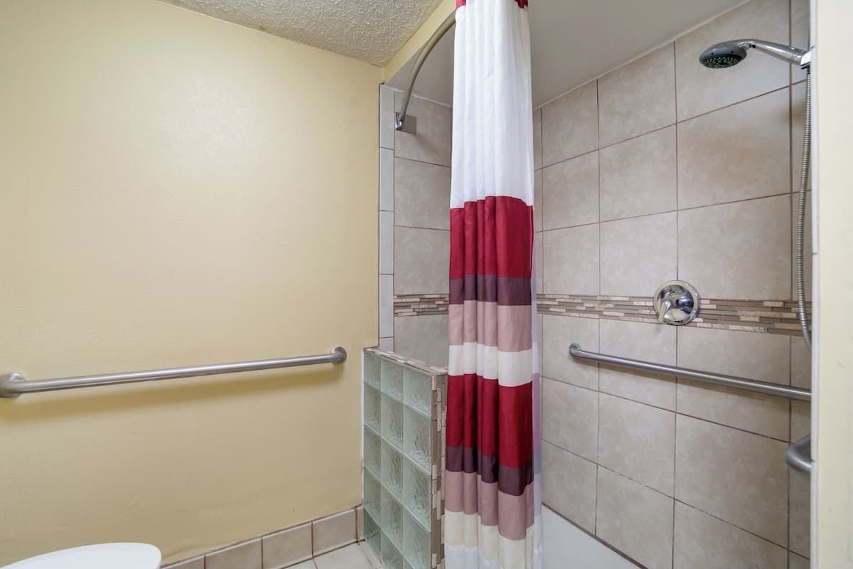 Tina con regadera, amenidades de baño gratuitas, secadora de cabello