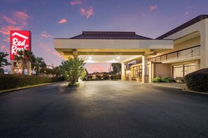 A Red Roof Inn with a clear sky and a well-lit entrance. - Red Roof Inn Augusta - Washington Road (Augusta)