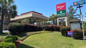 A Red Roof Inn sign with a Welcome Guest Check-In and Special Rates sign, a Sunset Inn sign, and a Judge Ashley Wright Superior Court sign. - Red Roof Inn Augusta - Washington Road (Augusta)