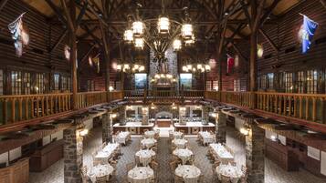 Frokost, lunsj og middag serveres, lokale retter, utsikt mot hagen