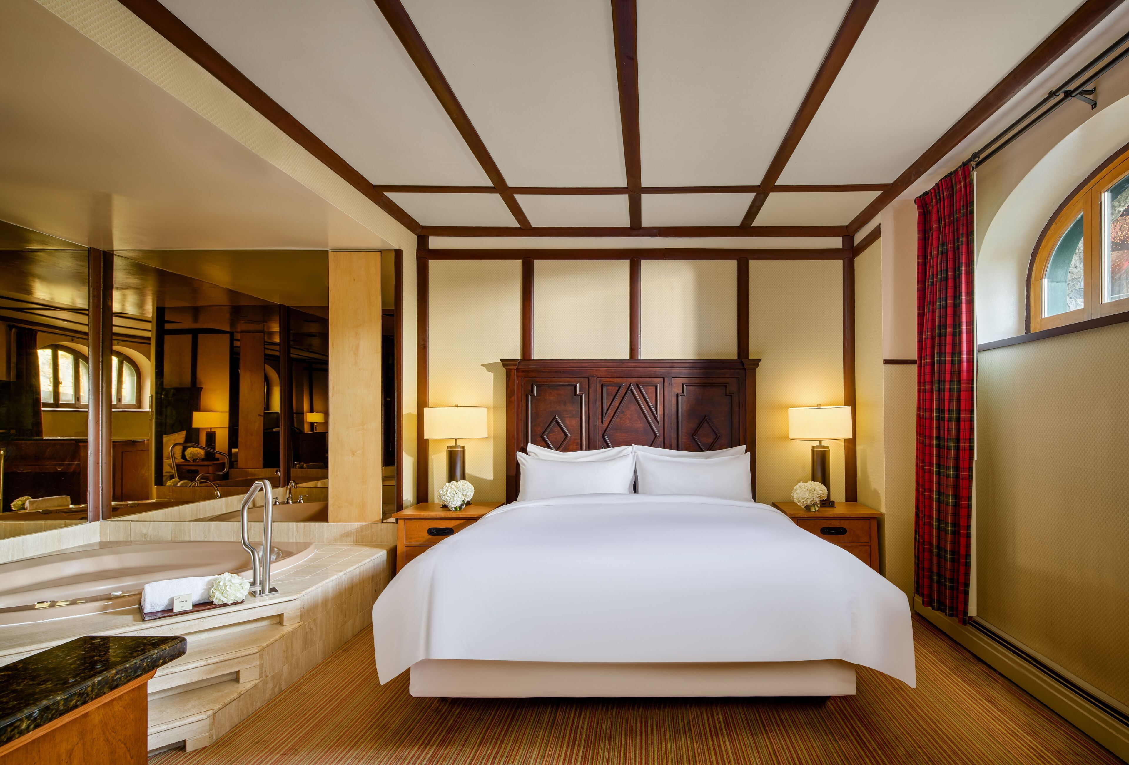 Deluxe Jacuzzi Suite, 1 King Bed with sofa bed , Jetted Tub | Hypo-allergenic bedding, minibar, in-room safe, iron/ironing board