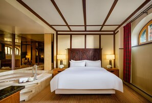 Deluxe Jacuzzi Suite, 1 King Bed with sofa bed , Jetted Tub | Hypo-allergenic bedding, minibar, in-room safe, iron/ironing board - Fairmont Le Chateau Montebello (Montebello)