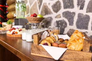 Tägliches großes Frühstück gegen Gebühr