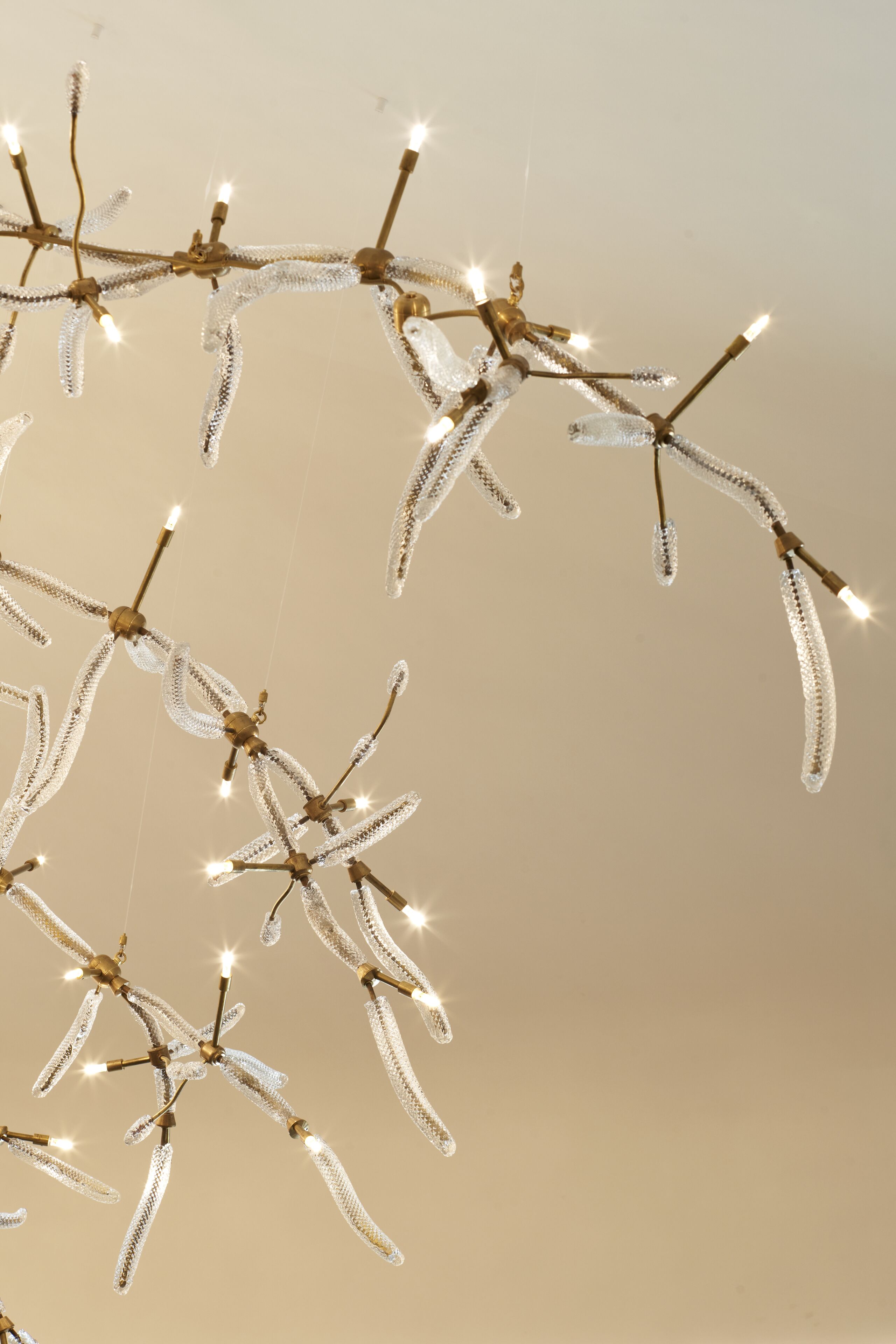 Un lampadario con molteplici bracci e pendenti in cristallo.