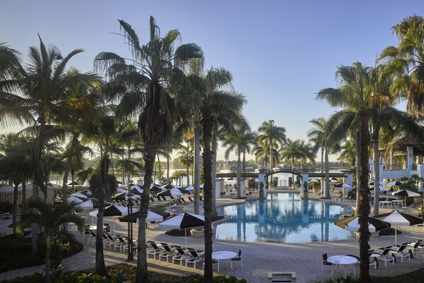 9 piscinas al aire libre, cabañas de piscina (de pago), sombrillas