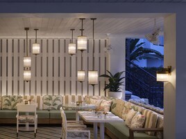 4 restaurants, breakfast, lunch, dinner served; seafood