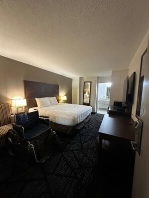 Deluxe Non-Smoking Handicap King Bed
