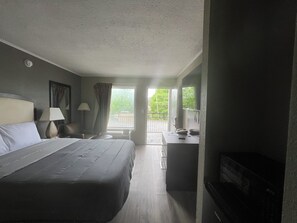 深めの浴槽、レインフォールシャワー、バスアメニティ (無料)、ヘアドライヤー