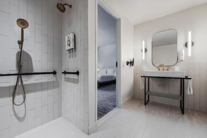 Baño | Regadera tipo lluvia, amenidades de baño gratuitas, secadora de cabello 