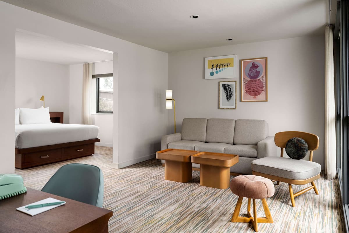 Premium bedding, in-room safe, individually decorated