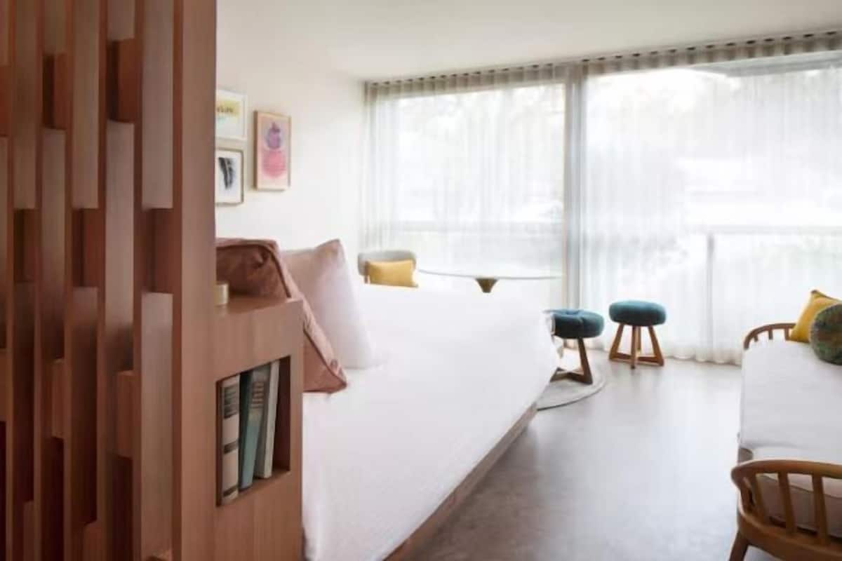 Ropa de cama de alta calidad y caja de seguridad en la habitación