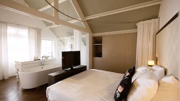 Suite, 1 tweepersoonsbed, niet-roken | Een bureau, een strijkplank/strijkijzer, gratis wifi, beddengoed