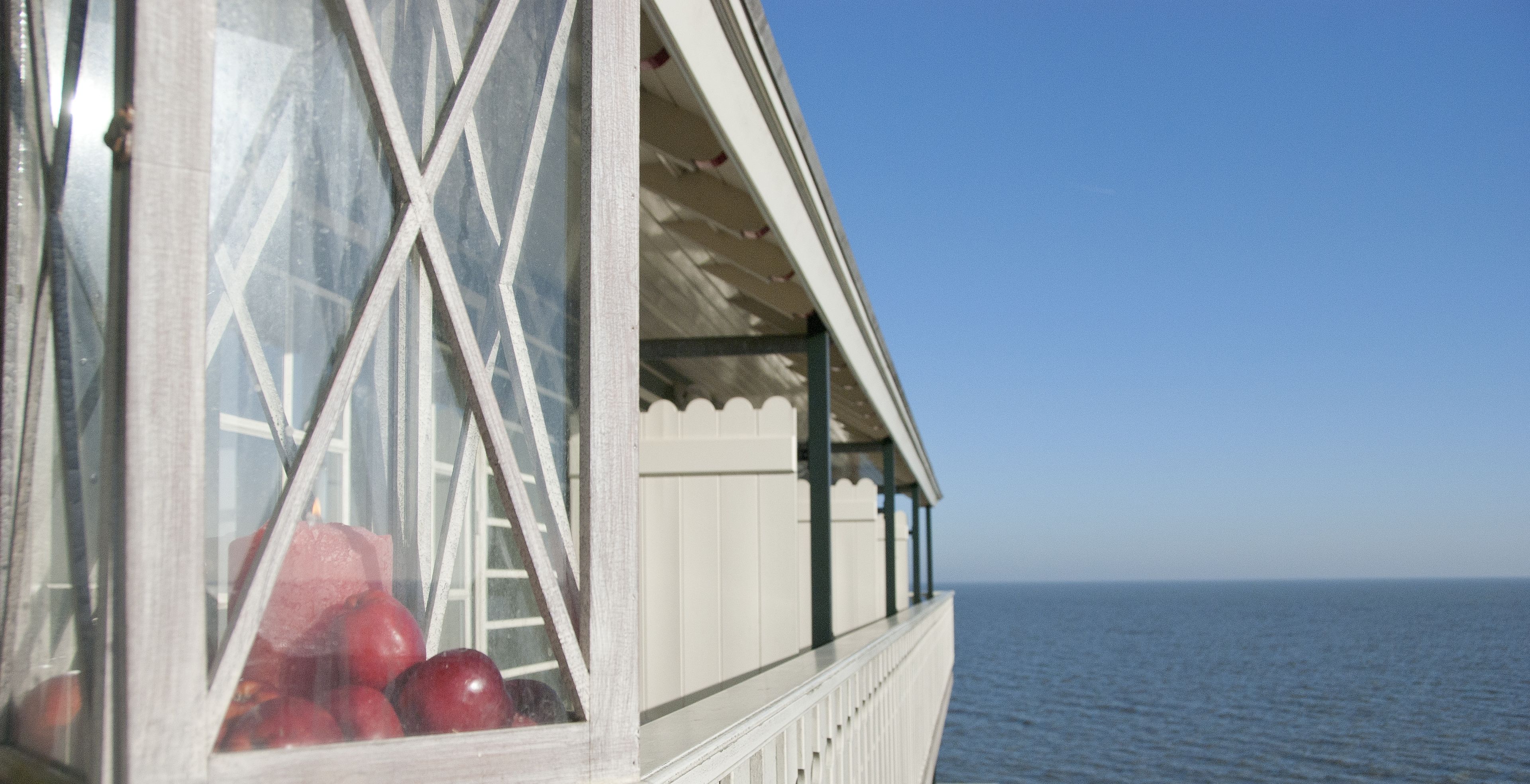 En bygning ved havet med balkon med udsigt over havet.