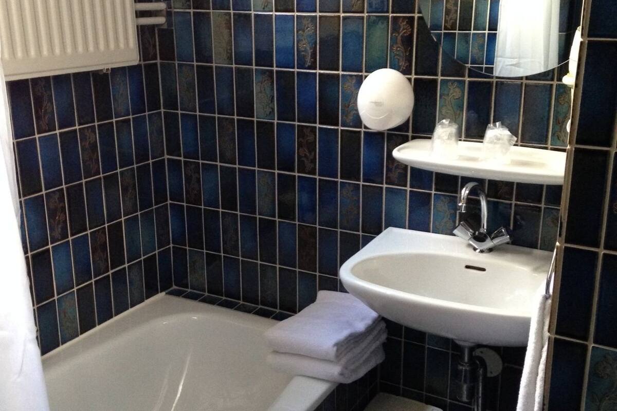 deep-soaking bathtub