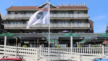 Hotel Spaander offers a traditional architectural style with a balcony on each floor, providing a view of the surroundings.