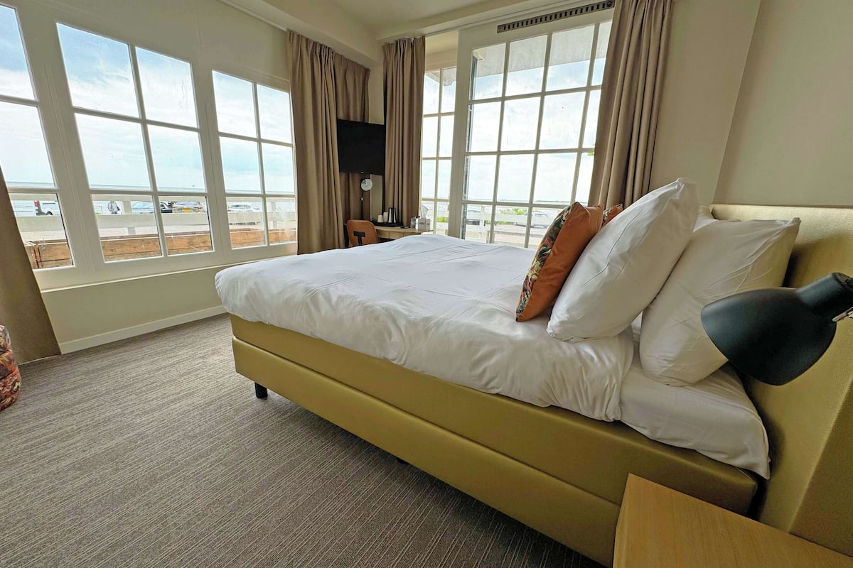 comfort room, 1 double bed, non smoking | 1 bedroom, desk, iron/ironing board, free wifi