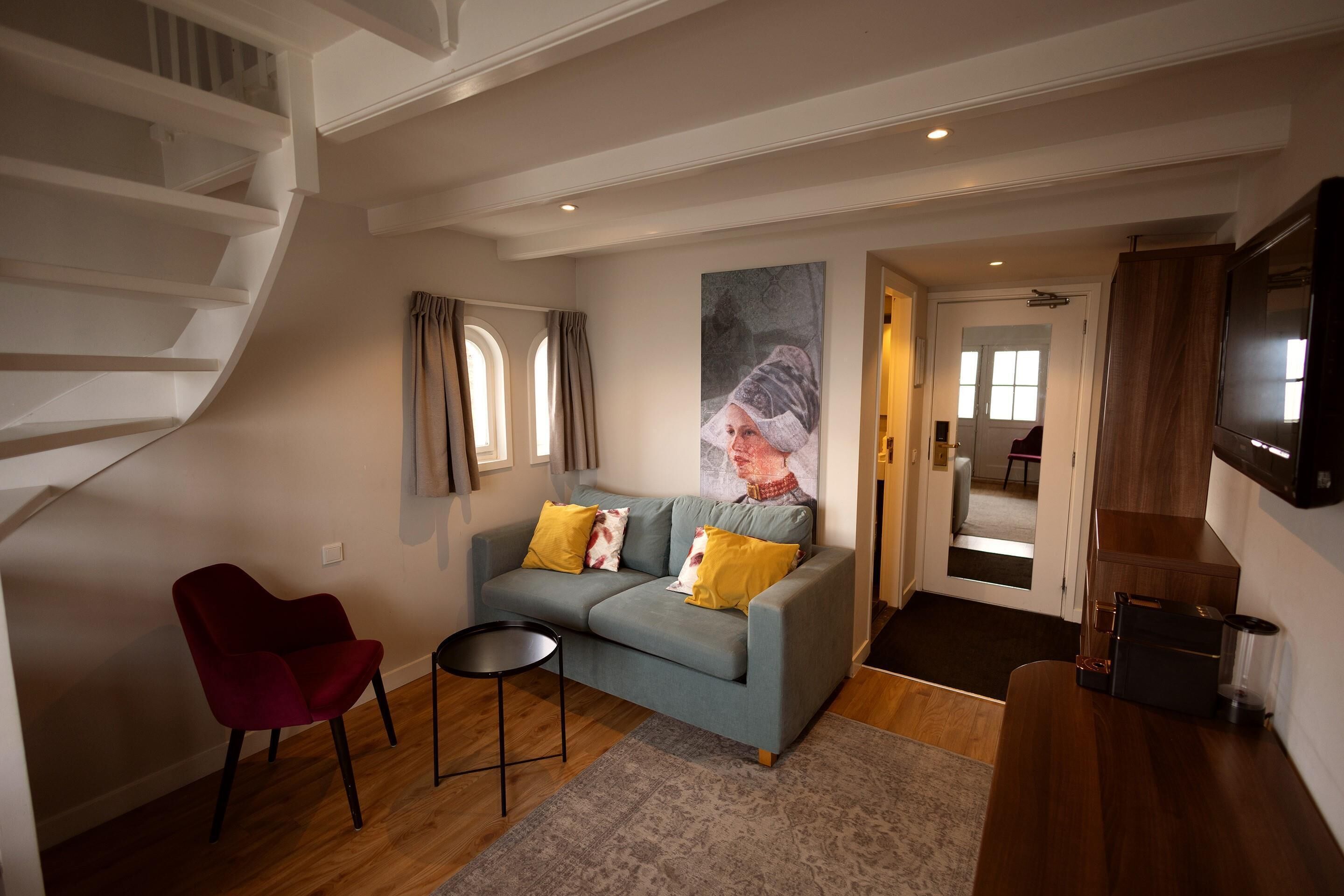 suite, 2 single beds, non smoking (with sofabed) | 1 bedroom, desk, iron/ironing board, free wifi