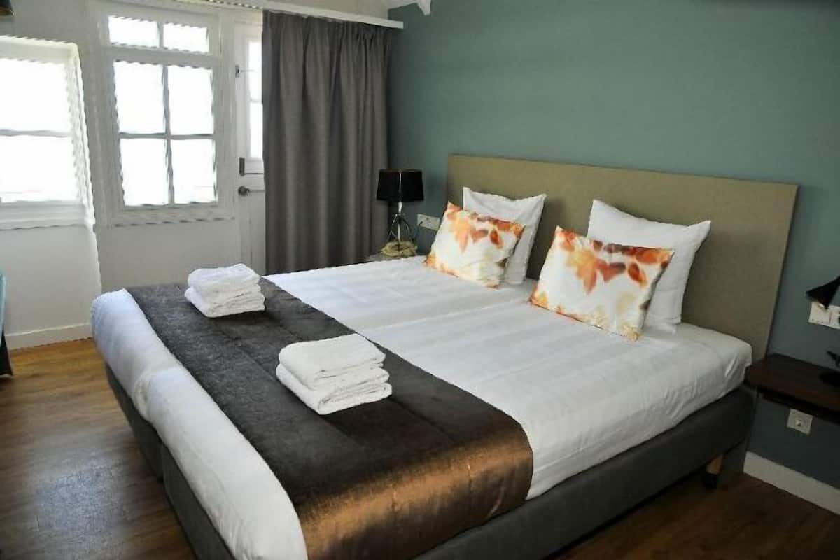 Escritorio, tabla de planchar con plancha, wifi gratis y ropa de cama