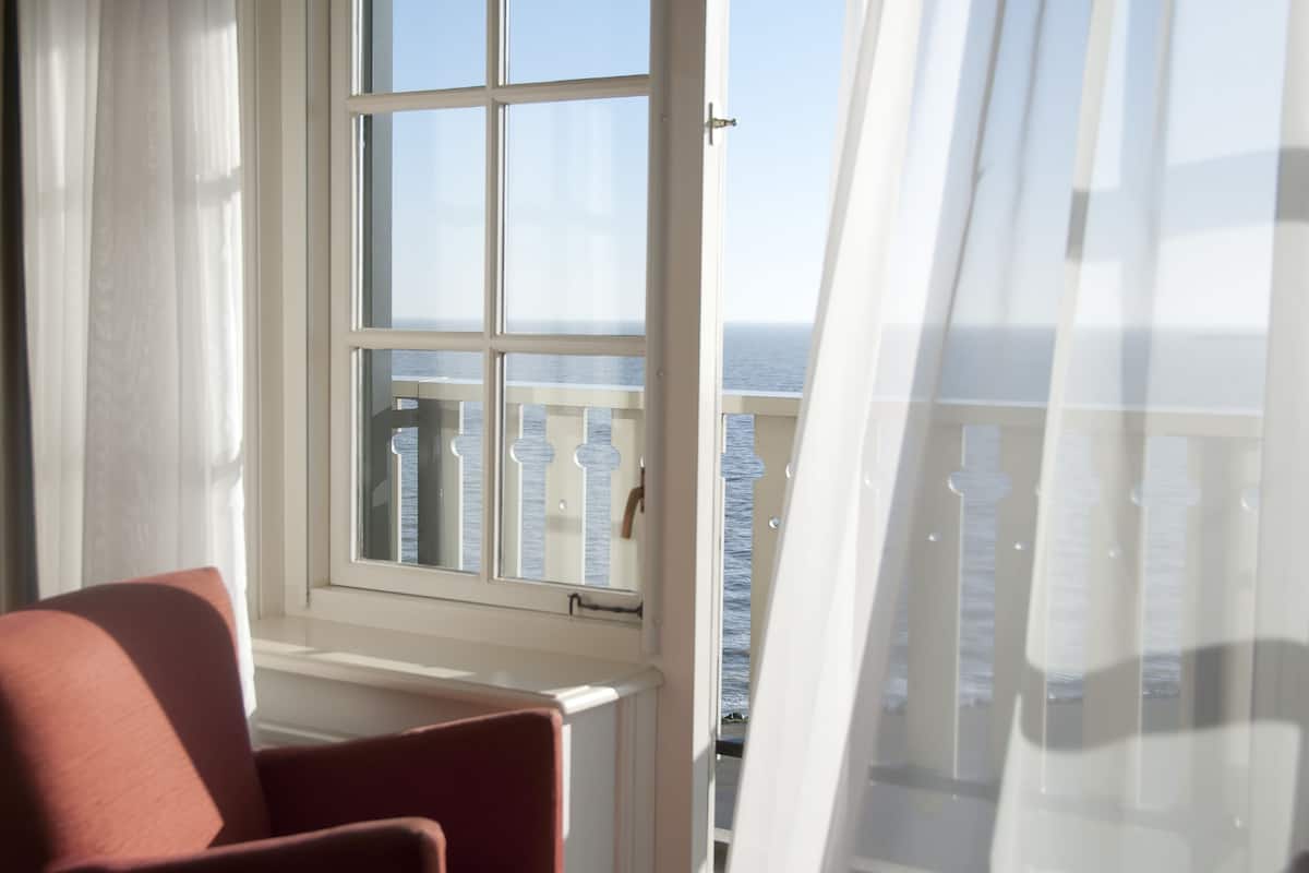 deluxe twin room, 2 single beds, lake view | balcony