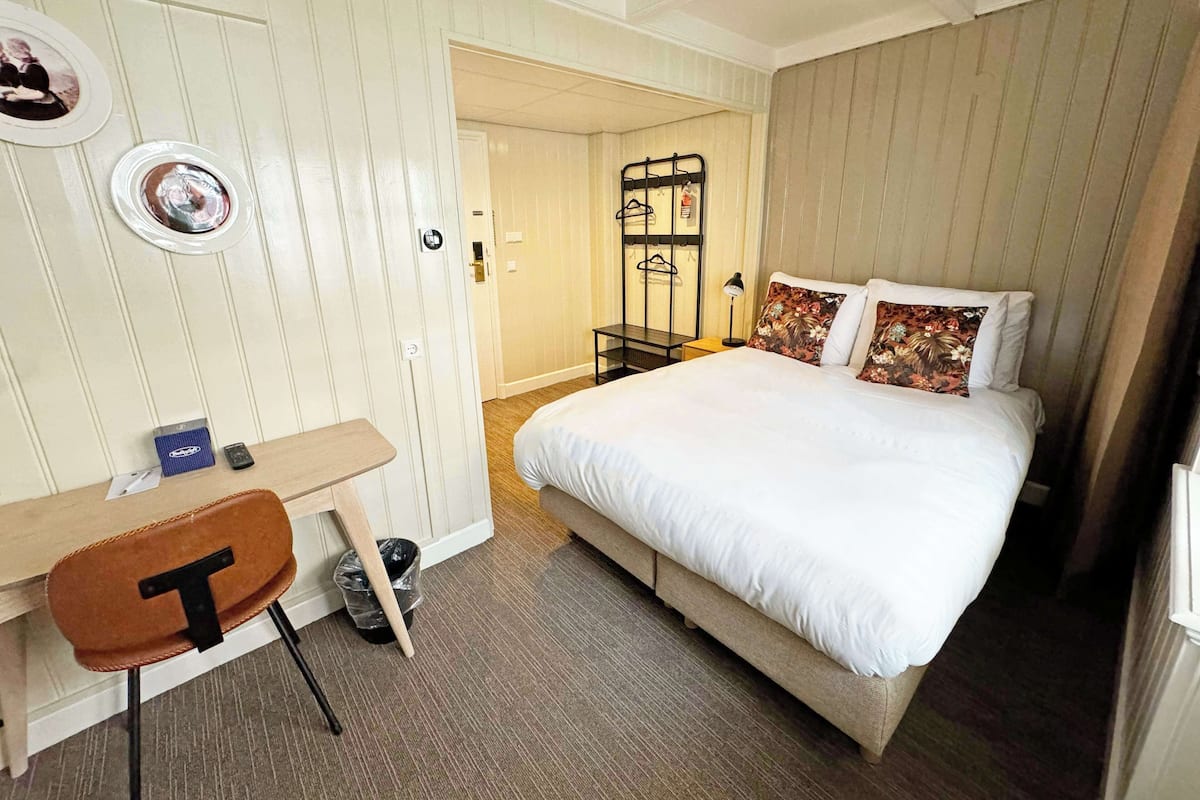 Standard Room, 1 Queen Bed, Non Smoking