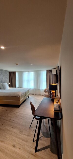 Desk, iron/ironing board, free WiFi, bed sheets - Hotel Spaander, BW Signature Collection (Volendam)