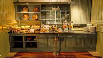 Una cocina con armarios de madera, una encimera con productos alimenticios y un soporte para botellas de vino.