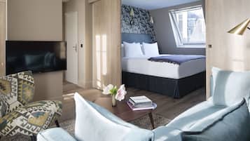 Familie suite | Een kluis op de kamer, een bureau, verduisterende gordijnen