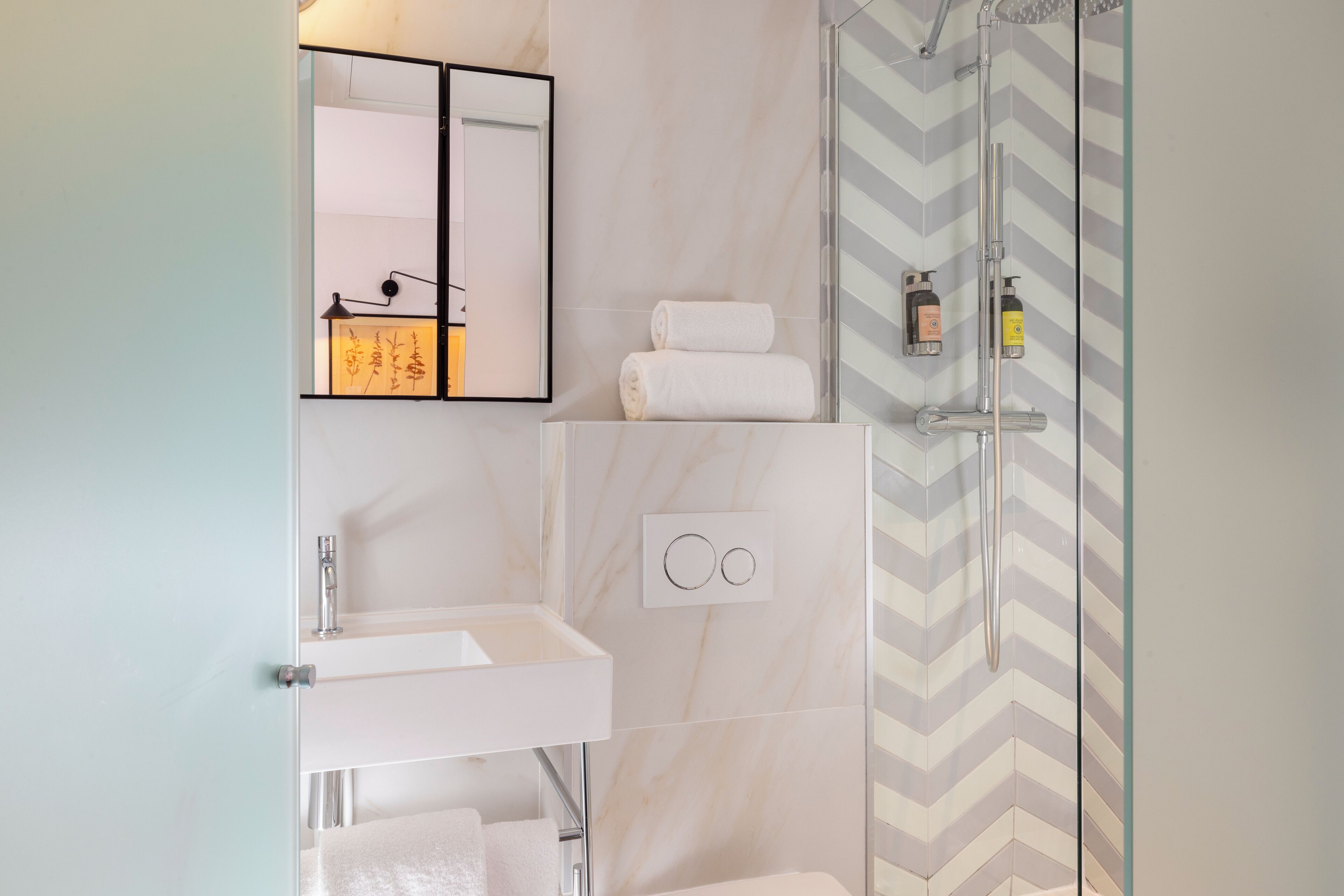 family suite | bathroom | shower, free toiletries, hair dryer, towels