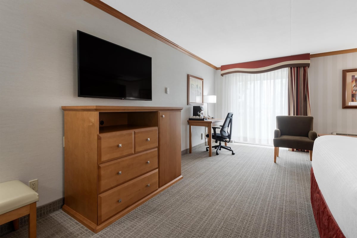 Laptop workspace, blackout drapes, iron/ironing board, cribs (free)