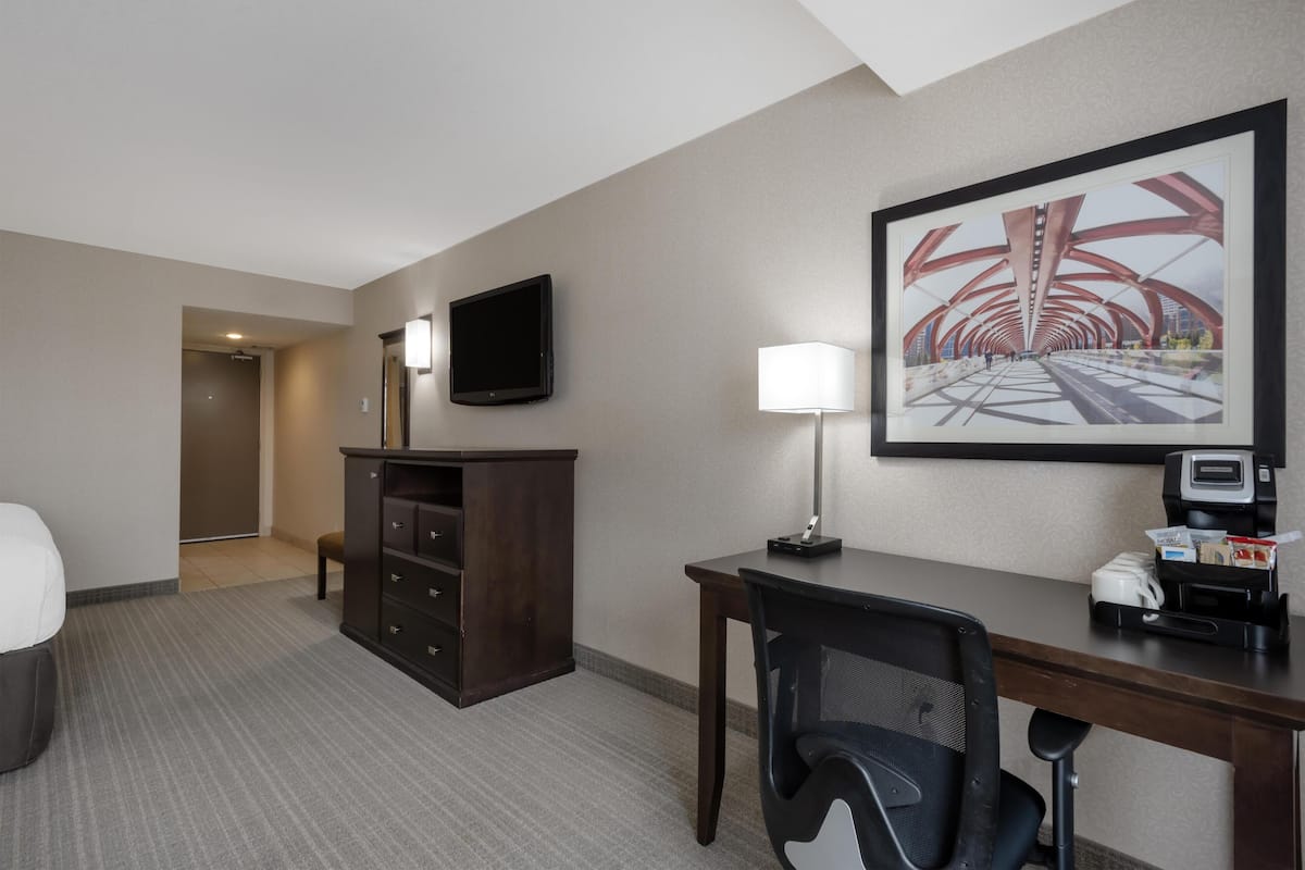 Standard Room, 1 King Bed, Non Smoking, Refrigerator & Microwave | Laptop workspace, blackout drapes, iron/ironing board, cribs (free)